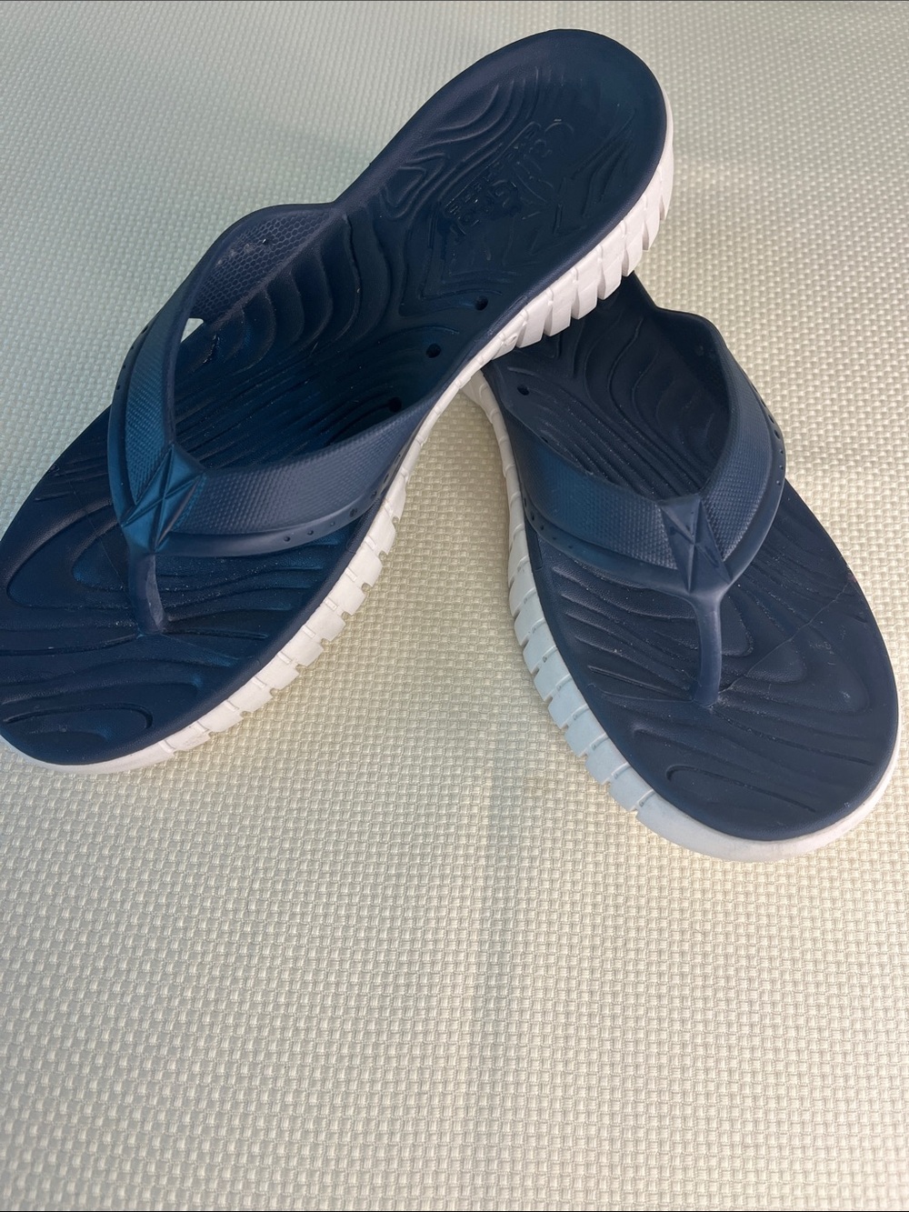 Skechers Navy Blue Flip Flops "Cali gear" with White Soles, women sz 12, comfort
